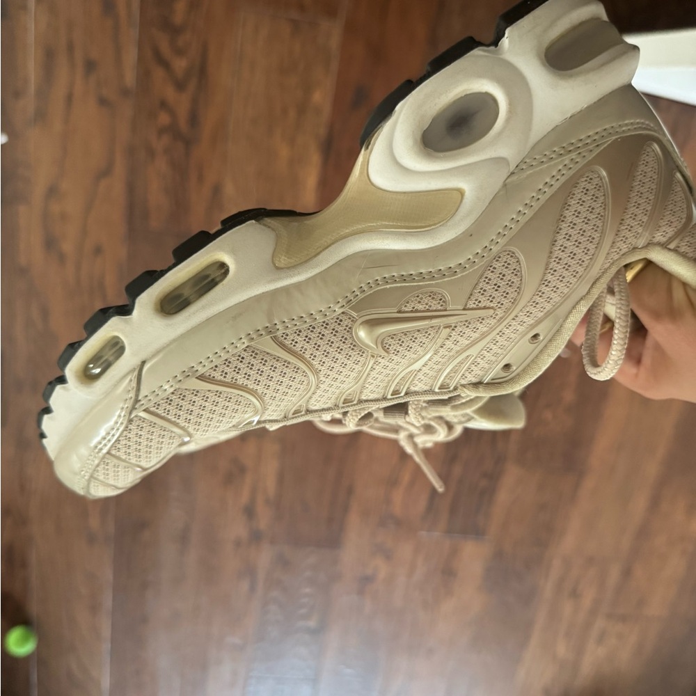 Nike Air Max Plus Premium in Sand - Picture 2 of 5
